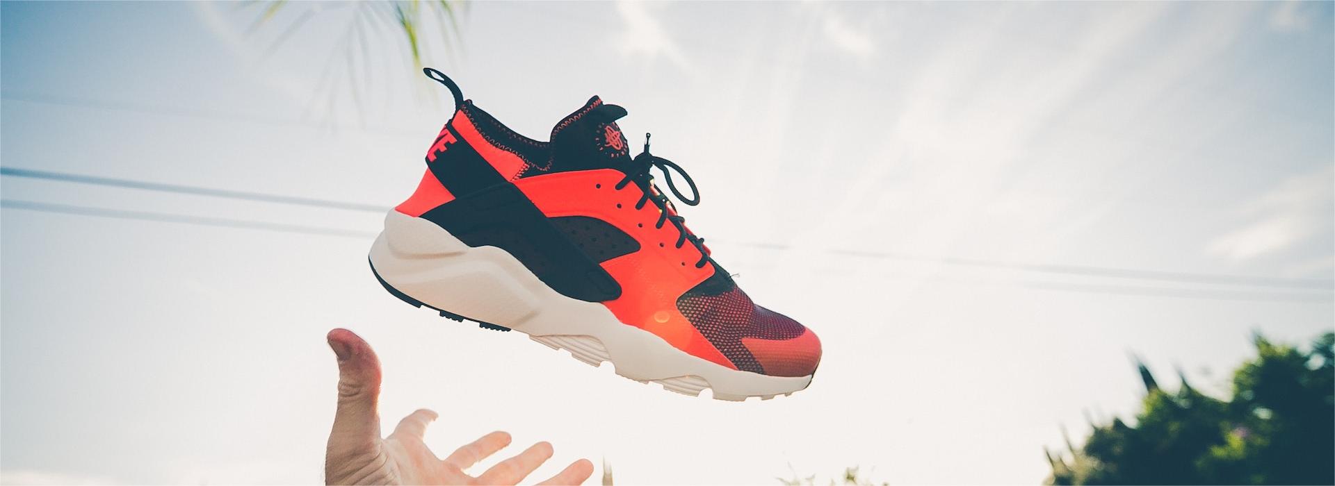 Titelseite -Sportschuhe Geschäft jakob owens JzJSybPFb3s unsplash